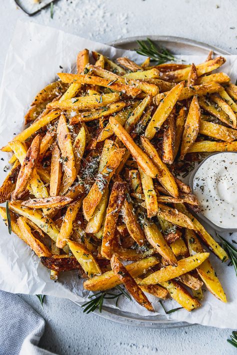 Make these Crispy Baked Rosemary Garlic Parmesan Fries for your next game day party or as a side for your favorite comforting dinner! They're an instant hit! Easy, vegetarian, and gluten-free! | Fork in the Kitchen Rosemary Fries, Warm Appetizers, Garlic Parmesan Fries, Oven Baked Fries, Parmesan Fries, Comforting Dinner, Crispy Garlic, Dried Potatoes, Rosemary Garlic