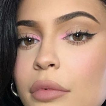 Cute Simple Pink Eye Makeup, Simple Pink Eye Shadow Looks, Pink Eyeliner Aesthetic, Pink Make Up Ideas Simple, Makeup Looks Hot Pink Dress, Fun Pink Eye Makeup, Pink No Makeup Makeup, Light Barbie Makeup, Pink Eyeshadow Eyeliner