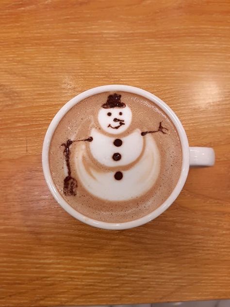 Halloween Latte Art, Christmas Latte Art, Coffee Barista Art, Diy Coffee Drinks, Drink Decorations, Coffee Latte Art, Amazing Food Art, Coffee Barista, Coffee Obsession