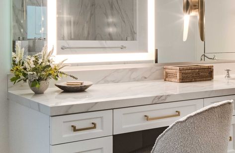 What is the best way to light a makeup vanity? These interior designers rely on these 5 tricks to make it as flattering as possible Backlit Makeup Vanity Mirror, Closet Vanity Lighting, Best Lighting For Makeup, Bedroom Vanity Decor, Built In Vanity, Makeup Vanity Lighting, Closet Vanity, Mirrors For Makeup, Vanity Counter