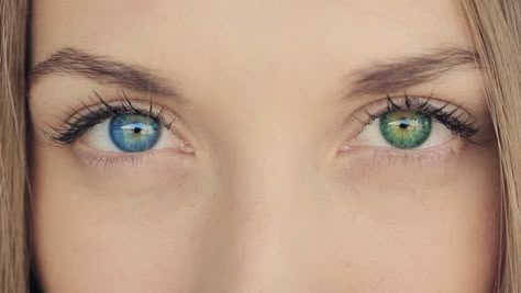 Different Color Eyes Heterochromia, Baggy Eyes Aesthetic, Girl With Heterochromia, Eyes Heterochromia, Heterochromia Eyes, Beautiful Eyes Color, Look Wallpaper, Blue Green Eyes, Lovely Eyes