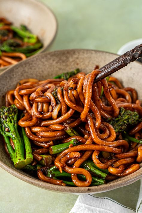 10 Minute Garlic Chilli Udon Noodles - Eight Forest Lane What To Make At Home, Pasta Dishes With Chicken, Dishes With Chicken, Dinner Ideas For Tonight, Pasta Recipes For Dinner, Chicken Pasta Dishes, Easy Home Recipes, Quick Easy Vegan, Mapo Tofu