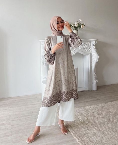 Tunik Modern Simple, Midi Dress Hijab, Lebaran Outfit, Hijab Designs, Dress Gamis, Womens Trendy Dresses, Muslim Fashion Hijab, Fashion Muslim, Sleeves Designs For Dresses