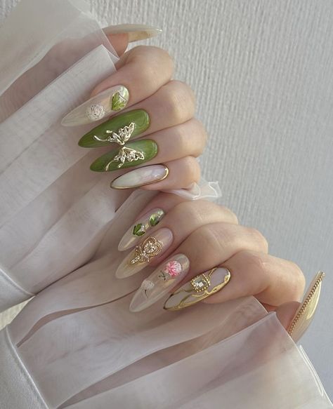 Fairy Spring Nails, Nails Inspired By Melanie Martinez, Fairy Inspo Nails, Green Floral Nail Designs, Tinker Bell Nails Acrylic, Mushroom Fairy Nails, Tinker Bell Inspired Nails, Fantasy Wedding Nails, Pixie Nails Design