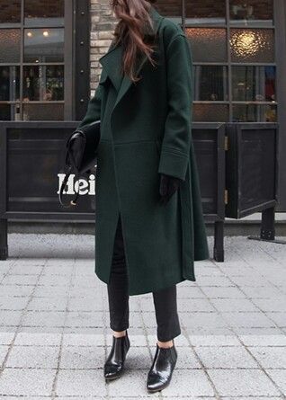 Forest green - Album on Imgur Forest Green Coat Outfit, Dark Green Coat Outfit Winter, Dark Green Coat Outfit, Simply Aesthetic, Modern Hepburn, Oversize Coat, Chestnut Hair, Mode Tips, Blazer Outfit