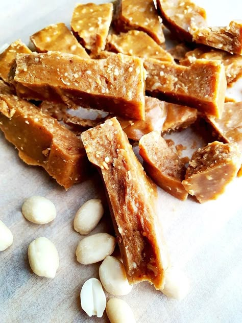 Honey and Peanut Butter Candy - Surprise Candy - Desserts Peanut Butter Caramels, Big Hunk Candy Bar Recipe, Peanut Butter Candies, Peanut Butter Candy Recipe, Honey Candy Recipe, Honey Sweets, Peanut Butter Food, Peanut Butter Chews, Honey Peanut Butter