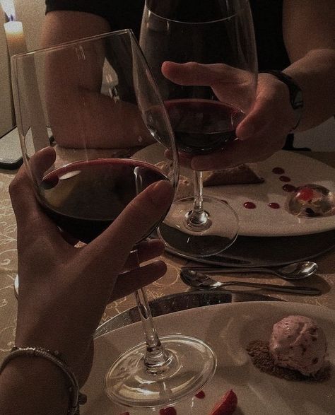 Dinner Date Aesthetic, Couples Dinner, Alcohol Aesthetic, Date Dinner, Wine And Dine, Romantic Dinners, Love Is In The Air, Love Images, Cute Couple Pictures