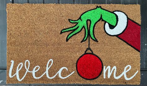 Grinch Door Mat Diy, Diy Christmas Rug Painting, Grinch Welcome Mat, Christmas Doormats Diy, Christmas Rugs Outdoor Diy, Christmas Rug Painting Ideas, Diy Christmas Rug, Funny Christmas Doormat, Grinch Door Mat