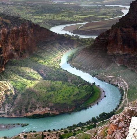 Kurdistan's Rivers - Eufrat & Tigris.. Munzur & Zap Free Animated Wallpaper, Pen Art Work, Beautiful Images Nature, Nature Aesthetic, Iraq, Beautiful Landscapes, Beautiful Images, Cityscape, Istanbul