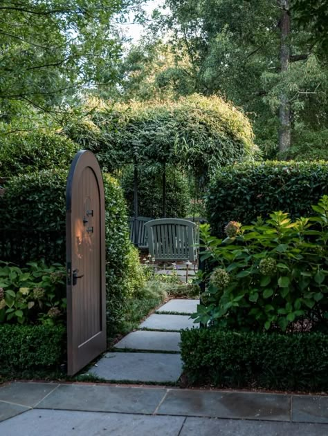 Backyard With Secret Garden Courtyard With Hedges, Backyard French Garden, Hidden Backyard Spaces, Bunny Mellon Garden, Hedged Garden, Secret Garden Backyard, Secret Garden Patio, Front Courtyard Ideas, Garden Gate Decor