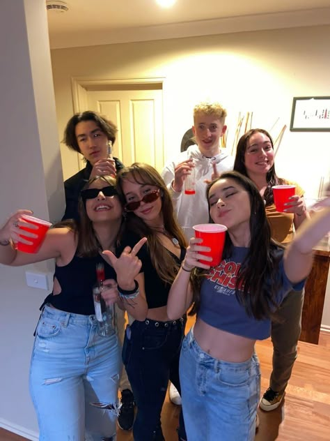 Party Group Pictures, Highschool Party Aesthetic, Highschool Party Outfit, Highschool Party, Friends Group Photo, Friendship Photoshoot, Need Friends, Young Life