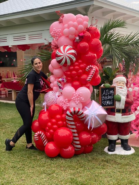 Christmas balloon arrangements in pink and red Pink Christmas Balloons, Pink Christmas Balloon Garland, Pink Red Christmas, Teen Christmas Party, Galentines Day Ideas, Balloon House, Balloon Tree, Christmas Balloon Decorations, 29th Birthday