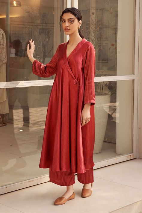 Angarkha Kurti Pattern, Red Kurti Design, Angrakha Style Kurti, Angrakha Style Dresses, Kurti Models, Bandhani Fabric, Angrakha Anarkali, Red Kurti, Silk Kurti Designs