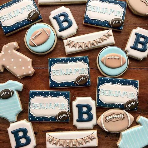 Footballs to welcome a new baby boy 🏈 Football Cookies, Football Baby Shower, Sports Baby Shower, Suga Suga, Football Baby, Baby Cookies, Football Boys, Baby Shower Cookies, New Baby Boys