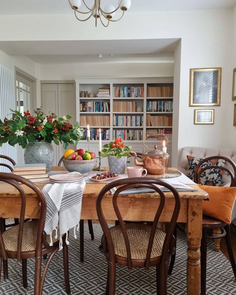 Dining Room Library, Cottage Dining Rooms, Bookshelf Inspiration, Bookcase Styling, Post Ad, Old Kitchen, Cottage Living, Farmhouse Dining, Furniture Pieces