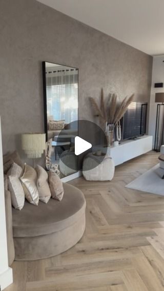 DCP Wammes | Deem Interior on Instagram: "LIVINGROOM INSPIRATION 🤍✨ Watch till the end for a cutieeee 

#woonkamer #woonkamerinspiratie #woonkamerstyling #wooninspiratie #livingroom #livingroomdecor #beigeinterior #beigeaesthetic #wohnzimmer #wohnzimmerideen #wohnzimmerinspiration #neutralhome #neutralhomedecor #interiör #interior123" White Interiors Living Room, Grey And Beige Living Room Colour Schemes, Modern Cosy Living Room Ideas, Light Gray Living Room Ideas, Living Room Colour Schemes, Beige Living Rooms, Cosy Living Room, Beige Interior, Please Please Please