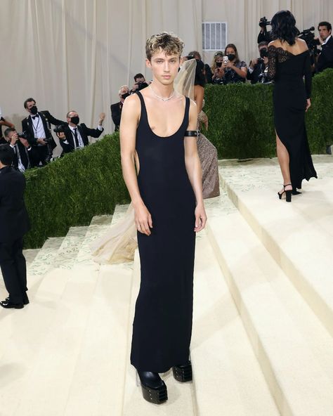 All the Best Queer Looks From the 2021 Met Gala | them. Queer Gala Outfit, Queer Black Tie Fashion, Queer Party Outfit, Gay Prom Outfits, Queer Prom, Valentino Suit, Slinky Black Dress, Met Gala Outfits, Gala Outfit