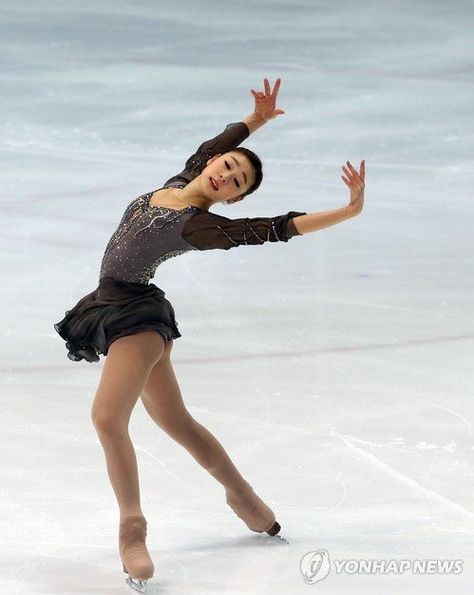 Skater Poses, Figure Skating Outfits, Yuna Kim, Kim Yuna, Action Pose Reference, Anatomy Poses, Human Reference, Body Reference Poses, Human Poses Reference