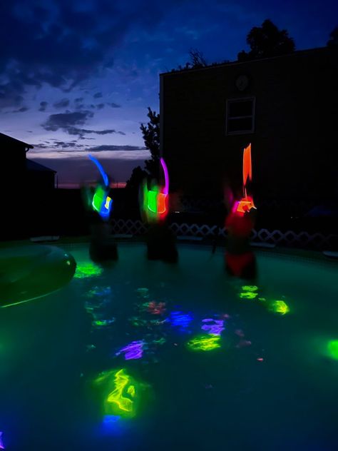 Glow Stick Pool Party, Glow Stick Pool, Glow Sticks In Pool, Pool Party With Friends, Neon Pool Parties, Night Pool Party, Party With Friends, Swim Party, Bday Party Theme