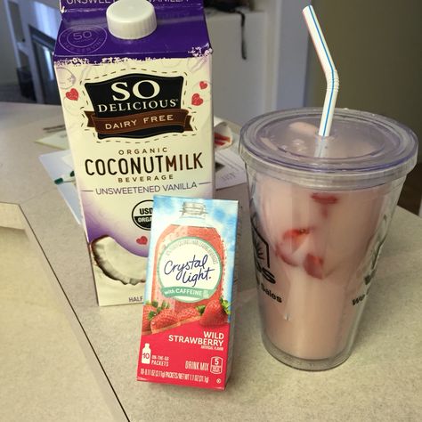 Copy-Cat Starbucks pink drink. Make the crystal light according to pkg directions then add equal parts crystal light and coconut milk top off with freeze dried strawberrys!! Viola!!!! Crystal Light Recipes, Starbucks Pink Drink, Keto Drinks, Desserts Keto, Starbucks Drink, Starbucks Drinks Recipes, Pink Drink, Keto Drink, Starbucks Recipes