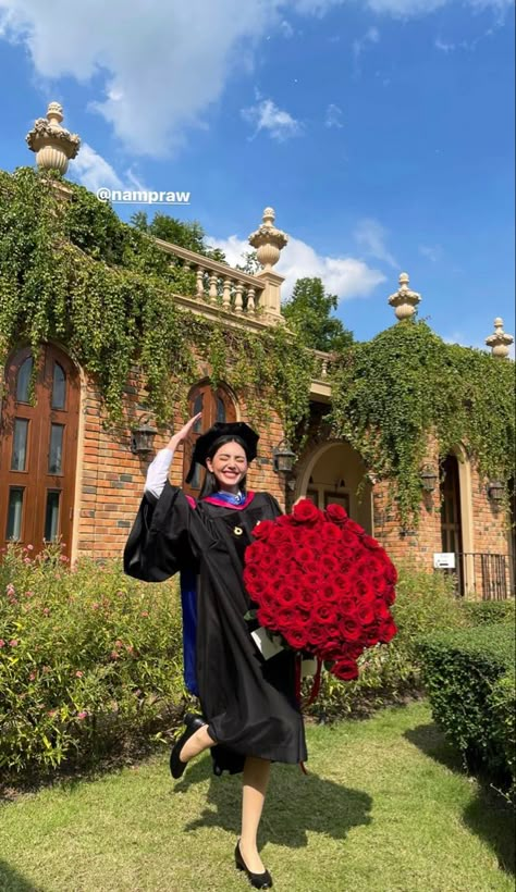 Graduation Cap Design Ideas, Cap Design Ideas, College Graduation Pictures Poses, Graduation Look, Graduation Photography Poses, College Graduation Pictures, Graduation Poses, 2023 Graduation, Graduation Picture Poses