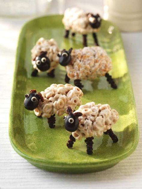 Madhouse Family Reviews !: Great kids activity : fun edible food-art creations using cereal How To Make Marshmallows, Fluffy Sheep, Food Art For Kids, Krispy Treats, Edible Crafts, Creative Food Art, Rice Krispy, Edible Food, Rice Krispie Treats