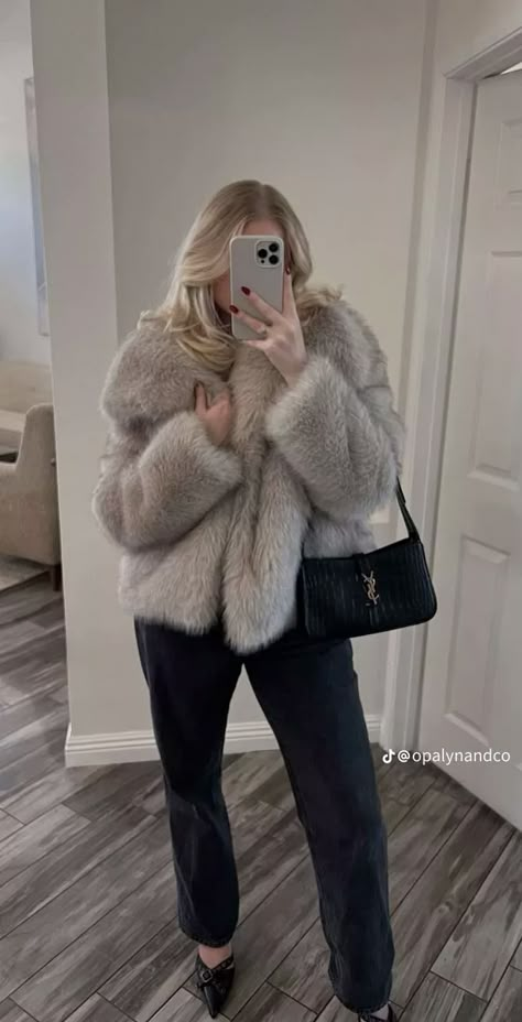 Womens Fur Coat Outfit, 2025 Outfits Winter, Zara Fur Coat Outfit, Winter Outfits Fur Coat, Zara Fur Coat, Women’s Coats, Must Haves For Women, Outfits With Fur Coat, Coats Outfits Women