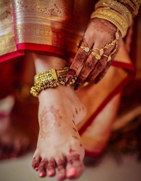 Indian Bride Getting Ready, Bridal Payal, Antique Pearl Necklace, Bride Getting Ready Photos, Bridal Foot Jewelry, Anklets Indian, Bridal Anklet, Fancy Diamond Ring, Anklet Silver