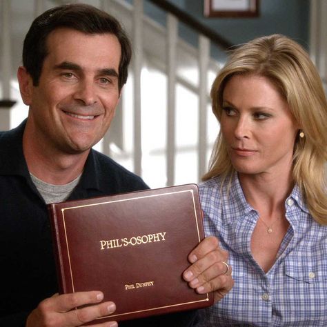 Haley Modern Family, Modern Family Phil, Phil Dunphy, Married With Children, Family Books, Tv Couples, Married Life, Married Couple, What’s Going On