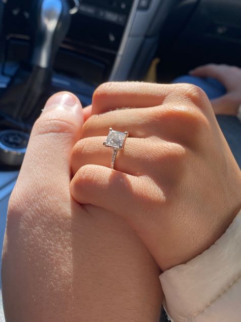 Engagement Photos Ring Hands, Couple Hands With Rings, Engagement Hands Couple, Ring Pictures Ideas, Wedding Cake Backdrop, Engagement Hand, خواتم خطوبة, Old Fashioned Love, Photo Ring