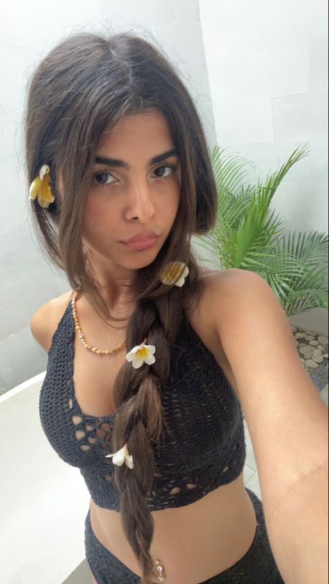 Tropical Hairstyle, Pacific Islander Hairstyles, Moana Inspired Hairstyles, Hawian Theme Hairstyles, Island Girl Hairstyles, Island Hairstyles, Tropical Hairstyles, Tropical Instagram Feed, Island Gyal Aesthetic