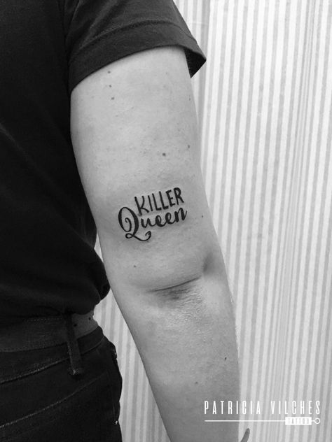 Killer Queen #tattookillerqueen #tatuajequeen Bohemian Raphsody Tattoo, Queen Logo Tattoo, Queen Band Tattoo Ideas, Queen Tattoo Band, Freddie Mercury Tattoo, Tattoo Queen, Queen Rock Band, Queen Tattoo, Original Tattoos