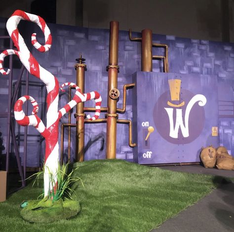 Wonka Christmas Decorations, Willy Wonka Stage Set Design, Candyland Halloween Decor, Willy Wonka Background, Willy Wonka Tree, Willy Wonka Backdrop, Willy Wonka Set Design Ideas, Willy Wonka Diy Decorations, Willy Wonka Jr Set Design