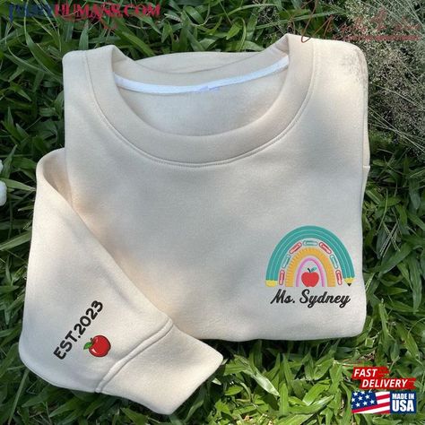 Personalized Teacher Rainbow Embroidered Sweatshirt Custom Gift Hoodie Check more at https://teebyhumans.com/product/personalized-teacher-rainbow-embroidered-sweatshirt-custom-gift-hoodie/ Apple Embroidery, Teaching Classroom Decor, First Grade Shirt, Teacher Gift Back To School, Teacher Rainbow, Back To School Gifts For Teachers, New Teacher Gifts, Teacher Things, Embroidery Materials