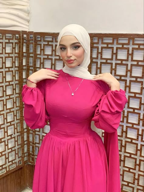 Hot Pink Dress Outfit, Dress Soiree, Hijabi Dresses, Modest Outfits Muslim, Pink Dress Outfits, Outfits Muslim, New Hijab, Islamic Fashion Dresses, Stylish Outfits Casual