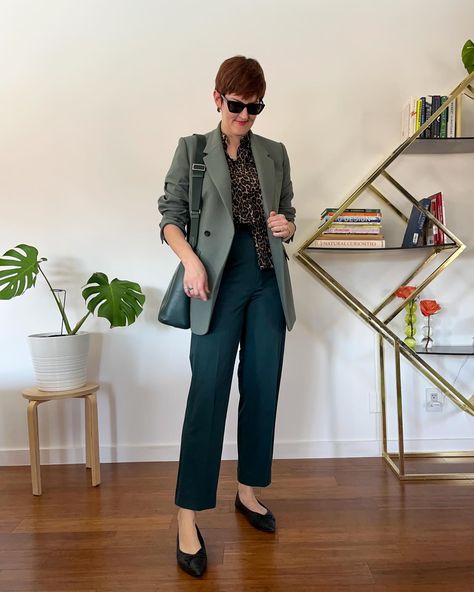 A month of reasonable professor work outfits: Week 1 – PhD in Clothes University Work Outfit, College Professor Outfits, College Professor Outfits Women, Professor Outfits Women, Professor Outfits, Professor Plum, Female Professor, Professor Style, Fall Office Outfits