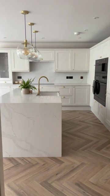 Gloss White Kitchen Ideas, P Shaped Kitchen, Kitchen New Build, Kitchen With Waterfall Island, Calcutta Gold Quartz Countertops, Waterfall Kitchen Island, Worktop Ideas, Kitchen Island Quartz, Waterfall Island Kitchen