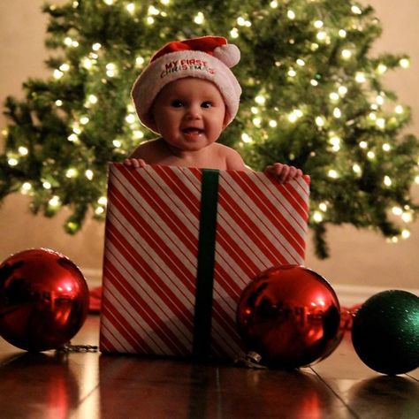 Baby In Present Box Photo, Baby In A Box Christmas, Infant Christmas Photoshoot Ideas, Christmas Baby Photoshoot, Toddler Christmas Pictures, Baby Christmas Photoshoot, Newborn Christmas Pictures, Baby Holiday Photos, Christmas Photo Ideas