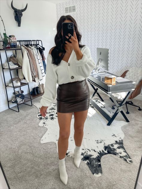 White Booties Outfit Fall, White Booties Outfit, Outfit Ideas Skirt, Leather Mini Skirt Outfit, Booties Outfit Fall, Mini Leather Skirt, Cute College Outfits, Outfits Skirts, White Boots Outfit