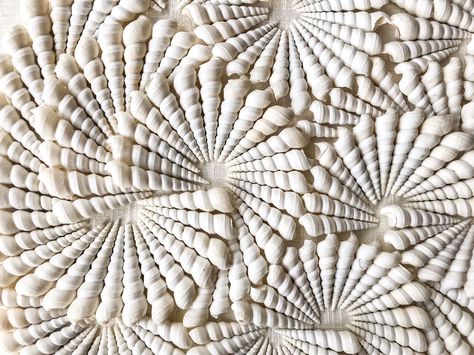 Seashell Projects Artwork, Sea Shell Mosaic, Sea Shells Art, Sea Shell Art Projects, Art With Seashells, Sea Shell Wall Art, Shell Wall Art, Seashell Artwork, Sea Shell Art