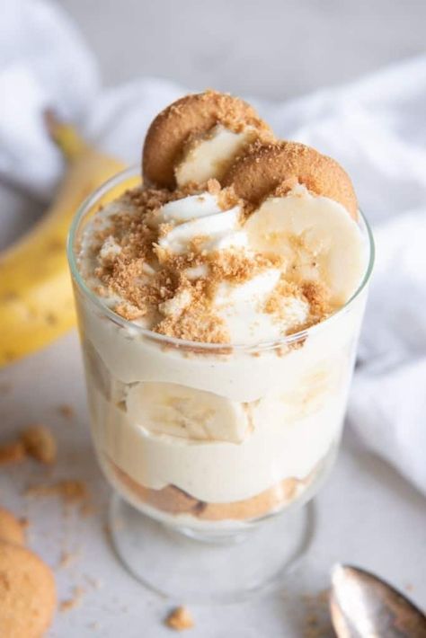 An easy banana pudding recipe made with just 3 ingredients! It's completely no bake and makes the perfect dessert for any occasion! Add nilla wafers and banana slices to make it serve beautifully! Easy 3 Ingredient Desserts, Banana Pudding Trifle, Easy Banana Pudding Recipe, Easy Banana Pudding, No Bake Banana Pudding, 3 Ingredient Desserts, Mini Dessert Cups, Slow Cooker Dinner Recipes, Banana Slices