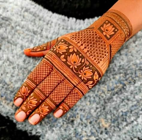 Swastik Design Mehendi, Back Hand Mehndi, Legs Mehndi Design, Mehndi Designs Bridal Hands, Rose Mehndi Designs, Mehndi Designs For Kids, Mehndi Design Pictures, Engagement Mehndi Designs, Full Mehndi Designs