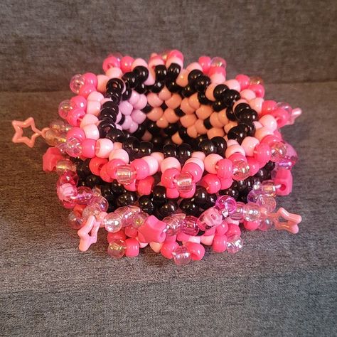 Pink and Black Rotating Spinner Kandi Cuff! This Kandi cuff is handmade by me.  Perfect for accessorizing your festival outfits or any rave outfit, or to add to any awesome Kandi collection!! Check out/follow my socials (@ TicTacToeCreations on FB and IG + linktr.ee/TicTacToeCreations ) for more fun things that haven't been posted on shops yet.  I happily do custom orders of many of the things posted on my socials as well!  💖⭐ Thanks!  🫶PLUR⭐💖 Diy Kandi Cuff, Mini Rotator Cuff Kandi, Plur Bracelets Kandi, Kandi Shoe Laces, Kandi Rotating Cuff Ideas, Epic Kandi Cuff, Fnaf Kandi Cuff, Cool Kandi Cuff Ideas, Rotating Cuff Kandi