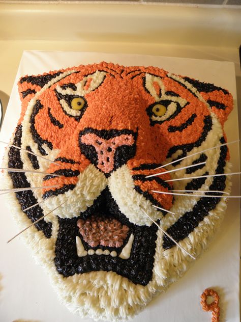 Tiger Cake Ideas, Decorating Tips For Cakes, Tiger Birthday Cake, Camo Cakes, Tiger Birthday Party, Tiger Cake, Tiger Party, Tiger Birthday, Cartoon Cake