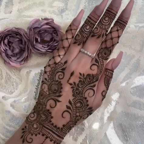 #bridgerton #henna #flowers #simple Henna Designs Back, Cute Henna Designs, Henna Style Tattoos, Henna Designs Wrist, Arabic Henna Designs, Henna Inspired Tattoos, Floral Henna Designs, Henna Tattoo Hand, Henna Tattoo Designs Hand