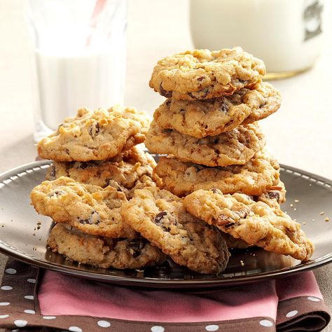 Wyoming Cowboy Cookies, Cowboy Cookie Recipe, Popular Cookies, A Glass Of Milk, Cowboy Cookies, Cookie Brownie Bars, Brownie Cookies, Taste Of Home, Oatmeal Cookies