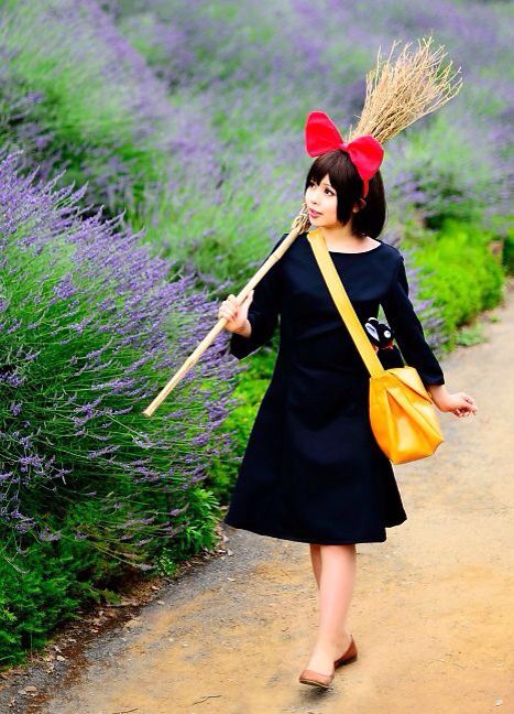 Pinning in case I need a quick emergency cosplay/halloween costume this year! So cute! Kiki's Delivery Service Studio Ghibli Cosplay Diy, Kiki Costume, Kiki's Delivery Service Cosplay, Kiki Cosplay, Ghibli Cosplay, Ghibli Kiki, Hallowen Costume, Awesome Cosplay, Kiki Delivery