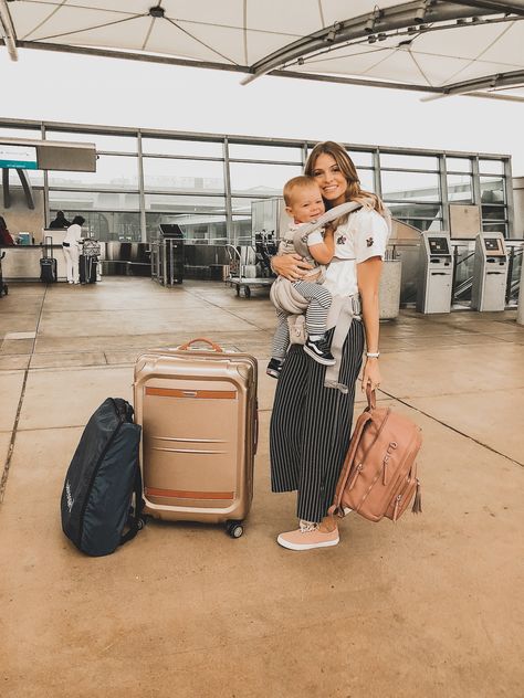 mom style #fashion #ootd Travel Mom Aesthetic, Travel With Baby, Mom Travel, Delivering A Baby, Mom Goals, Moms Goals, At Airport, Best Gifts For Mom, Baby Travel