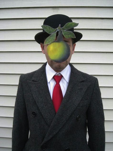 Disfraz Rene Magritte Diy Fantasia, Painting Costume, Punny Halloween Costumes, Halloween Parejas, Great Halloween Costumes, Diy Halloween Costume, Art Costume, American Gothic, Last Minute Halloween Costumes