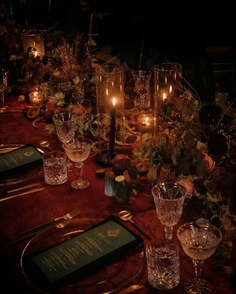 TINGE (@tingefloral) • Instagram photos and videos Moody Wedding Aesthetic, Moody Tablescape, Christmas Wedding Table, Dark Romantic Wedding, Fall Dinner Party, Easy Lunch Ideas, Jewel Tone Wedding, Dinner Party Table, Dark Christmas